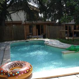 Chalet 1 en bois avec accès piscine, hotelli kohteessa Nîmes