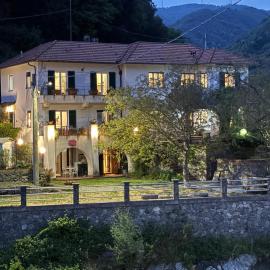 Appartamento in Villa a 5 KM dal mare, khách sạn ở Albisola Superiore