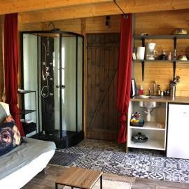 Chalet 3 en bois avec accès piscine, hotelli kohteessa Nîmes
