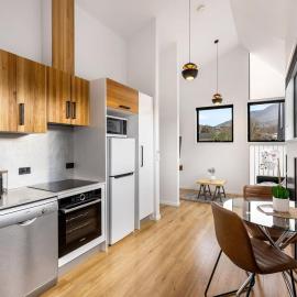 Modern Retreat with Spectacular Mountain Views, hotel in New Town