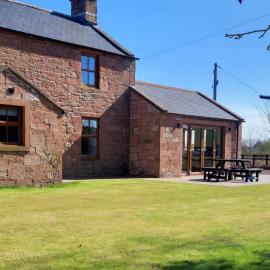 Family friendly farmhouse with games and cinema room، فندق في Glencaple