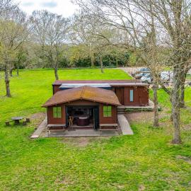 Countryside Cabin on 5 Acres Countryside with Outdoor Firepit, Cinema and converted Stables