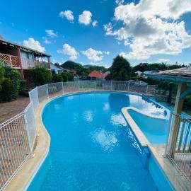 Appart studio 2-4 pers Le Colibri internet piscine plage à 5min, hotel din Sainte-Anne