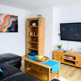 Modern house , Perfect for business trip & Families holiday or working proffesionals-5 min from M1 J25 , 500MB Wi-Fi , Netflix , Fully equiped kitchen , Asda supermarket 5 min walk , Free Secure parking with CCTV ,available monthly deals