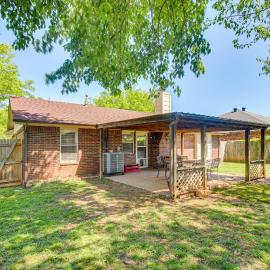 2 Mi to OU: Family-Friendly Retreat w/ Patio!, hotel u gradu Norman