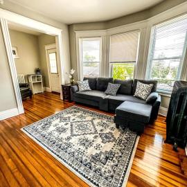 The Red House Albany NY 4 Bedroom Private Apartment, hotel v destinácii Albany