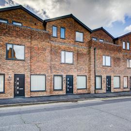 Hybrid Resi - Uxbridge, On-site CAR or VAN parking, near London Heathrow Airport, hotel in Uxbridge