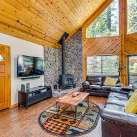 Blue Lake Mountain Retreat w/ Lake & Pool Access, hotel in Arnold