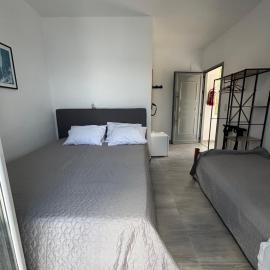 Scirocco Rooms, hotel v mestu Loutrón