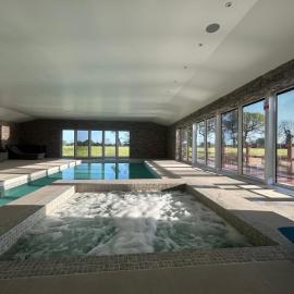 Four Bedroom House With Private Pool - Stunning countryside location with parking close to Chester City Centre, hotel v destinácii Chester