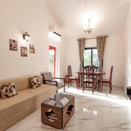 Modern 1BHK Condo With Pool 3min Walk To Beach، فندق في Orlim