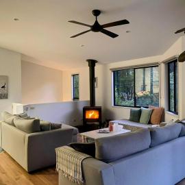 FernGully Escape | South Durras | 4 bed 3 bath، فندق في Durras