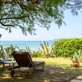Salty Noses Beach House Paradise Perfect for Families، فندق في بيغروس