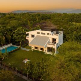 EKOSTAY - White Lotus, hotel di Karjat