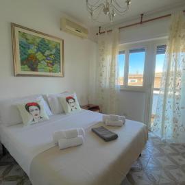 FELYX APARTMENT - Bright, Spacious, and 100 mt from the waves - Lavinio Mare, hotel em Anzio