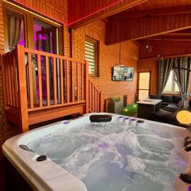 Apartament "Love Heaven" Jacuzzi SPA z dużą wanną z hydromasażem dla Dwojga, hotel in Gniezno