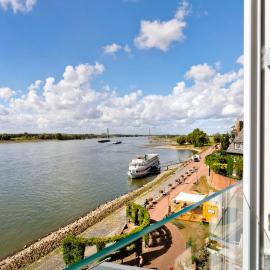 Fährmann im Häuschen am Rhein