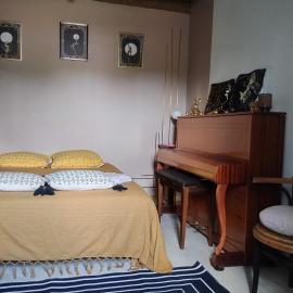 Le paradis des chats, chambre chez l'habitant, près circuit du Mans, possibilité rajout lit pliant ou lit bébé, animaux acceptés, relais motard, Nespresso dans chambre