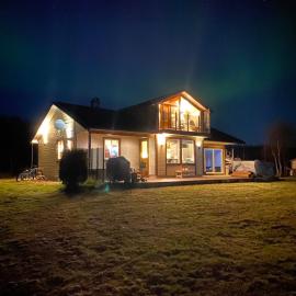 Cottage with good standard next to Neiden river, готель у місті Neiden
