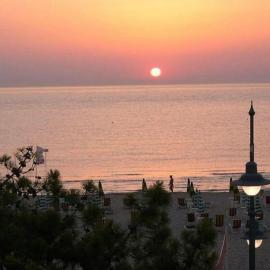 hotel cri cri - fronte spiaggia، فندق في سيلفي مارينا