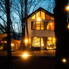 8Lantern サウナ付き民泊で日本10位 最大10名 大きな窓とウッドデッキの一体感 2025年完成 BBQ 貸し切り宿