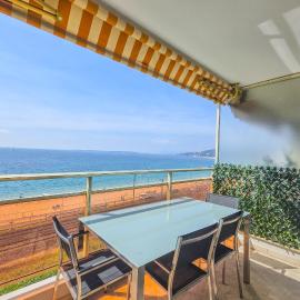 Apartment 4 guests front of the sea, Hotel in Antibes