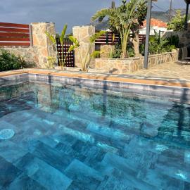 Victoria's Luxury Apartment - Private pool, Jacuzzi, Jym