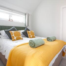 Stylish & Lovely Studio with Parking In New Forest!, отель в городе Суэй