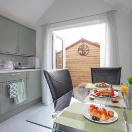 Stylish & Lovely Studio with Parking In New Forest!, hotel v destinácii Sway