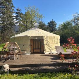 Yourte mongole, hotel in Champfromier