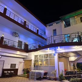 Raj Hotel - Since 1960, hotell i Sultānpur