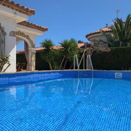 Casa con piscina privada a 1 km de la playa, hotel in Miami Platja