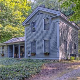 Walking distance to Lake Michigan! Cozy Cottage, hotel v destinaci Fennville