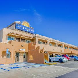 Day & Night Inn, hotel en Hesperia