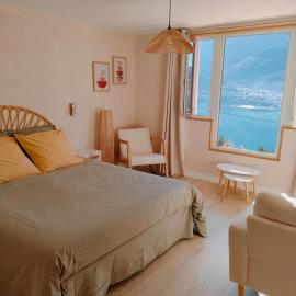 Le Cosy du Plongeoir - T2 neuf avec vue sur le lac de Serre Ponçon et grande terrasse avec jardin, hotel di Savines