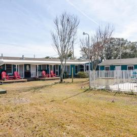 The Gull Hidden Treasure Inn Room 1 by Bryant Real Estate, hotel in Kure Beach
