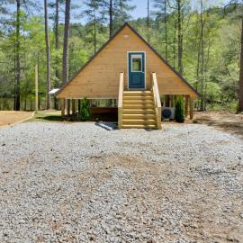 Cabin w/ Lake Access Near Talladega Nat'l Forest, hotel i Heflin