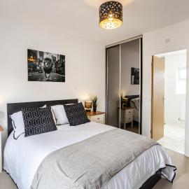 Ravensdale House Long Stay Sleeps 14 Free Wifi, hotel in Swindon
