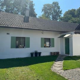 Chaloupka u kostela
