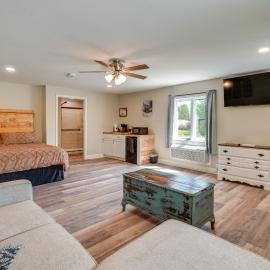 Studio Stay w/ Deck in Missouri Wine Country, hotel in New Haven