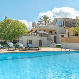 Family friendly Villa Vista, with spacious pool, stunning mountain view & distant sea panorama, hotel em Búger
