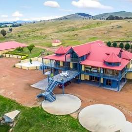 Luxurious Country Estate 6 BR 6 Bathroom, hotel in Hall