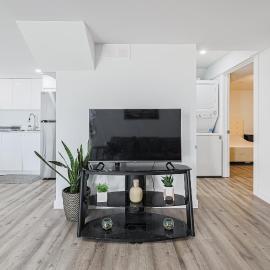 Viesnīca Exquisite 2-Bdrm Basement Suite with FREE Parking pilsētā Bradford