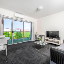 Stylish Stay Near Lake Tuggeranong, hotel in Tuggeranong