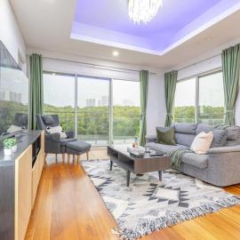 Luxury 5BD house w water view in Melrose Park