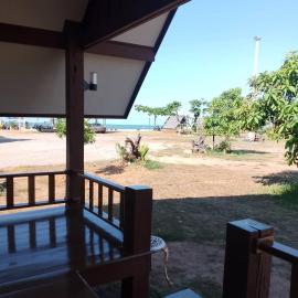 หาดกำนันแคมป์ปิ้ง&ซีฟู๊ด, Hotel in Ban Laem Sui