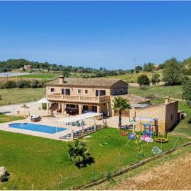 Villa Lorenzo Manacor by PriorityVillas, hotel in Manacor