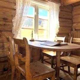 Stallen - koselig lite hus på gårdstun, hotel i Skjåk