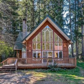 Moose Manor | Hot tub, Wifi, Fireplace, AC、パックウッドのホテル