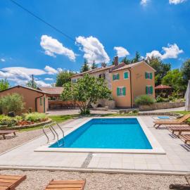 Villa Giovanna, a charming Villa with pool in a beautiful landscaped garden、Šumberのホテル